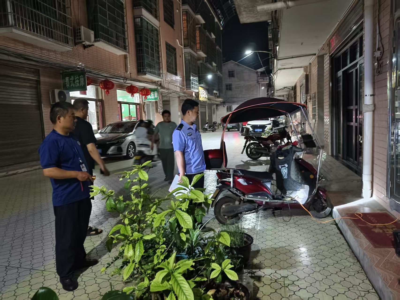 蒿子港镇：开展夜间消防突击检查 严防飞线充电安全隐患