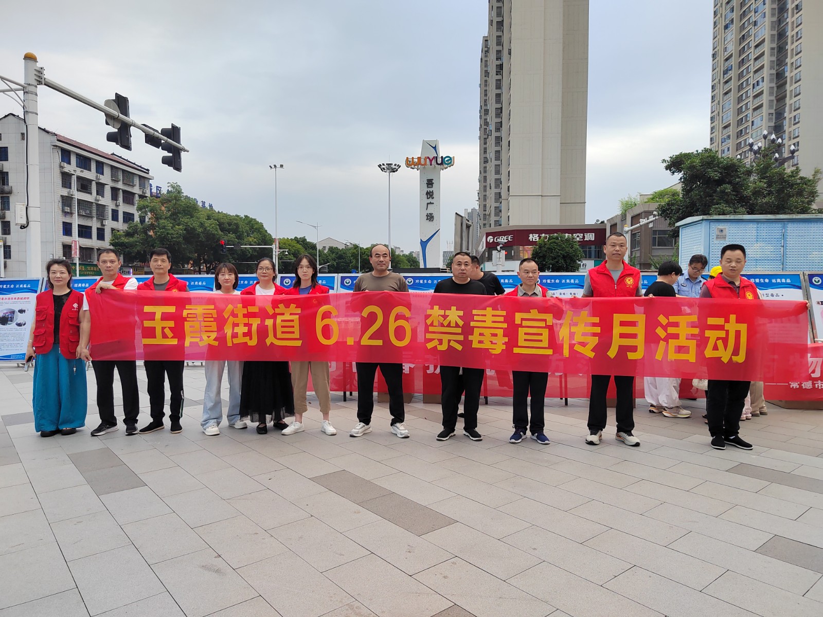玉霞街道：禁毒宣传进商圈 筑牢全民防毒安全墙