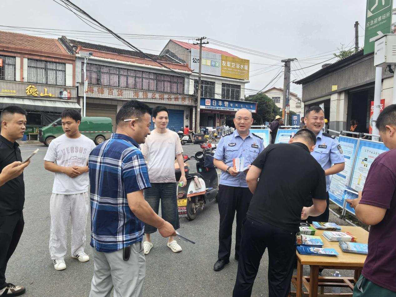 石板滩镇：禁毒宣传进集市 平安防线入民心