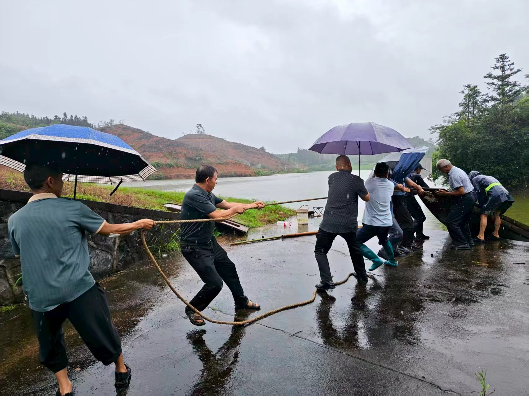 尧天坪镇：雨后排查除隐患 清理废船保平安