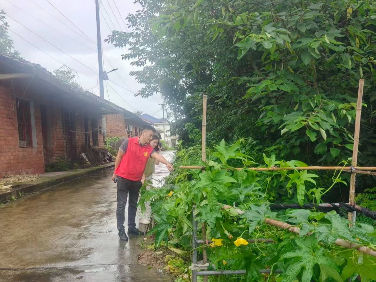 牛鼻滩镇：干群同心奋战极端暴雨 全力抢险救灾护民安