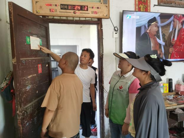 蒿子港镇：开展上门普法宣传