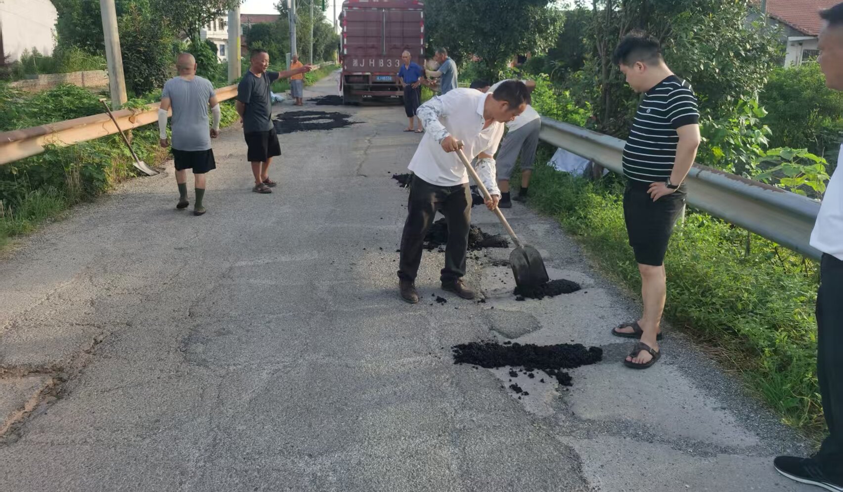 韩公渡镇：修补坑洼路面 护航群众出行