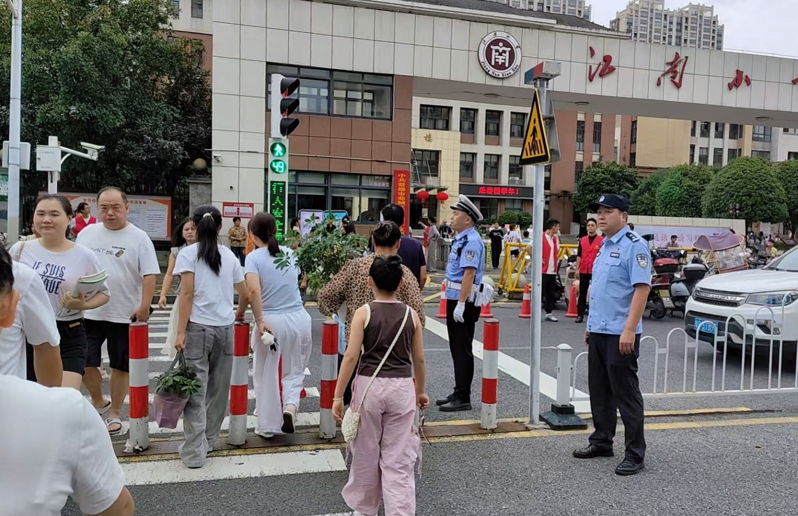市公安交管支队直属六大队：秋日“护学岗” 撑起“平安伞”