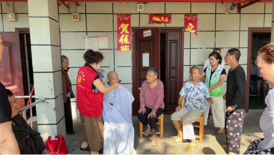 草坪镇：情暖敬老院 志愿助银龄