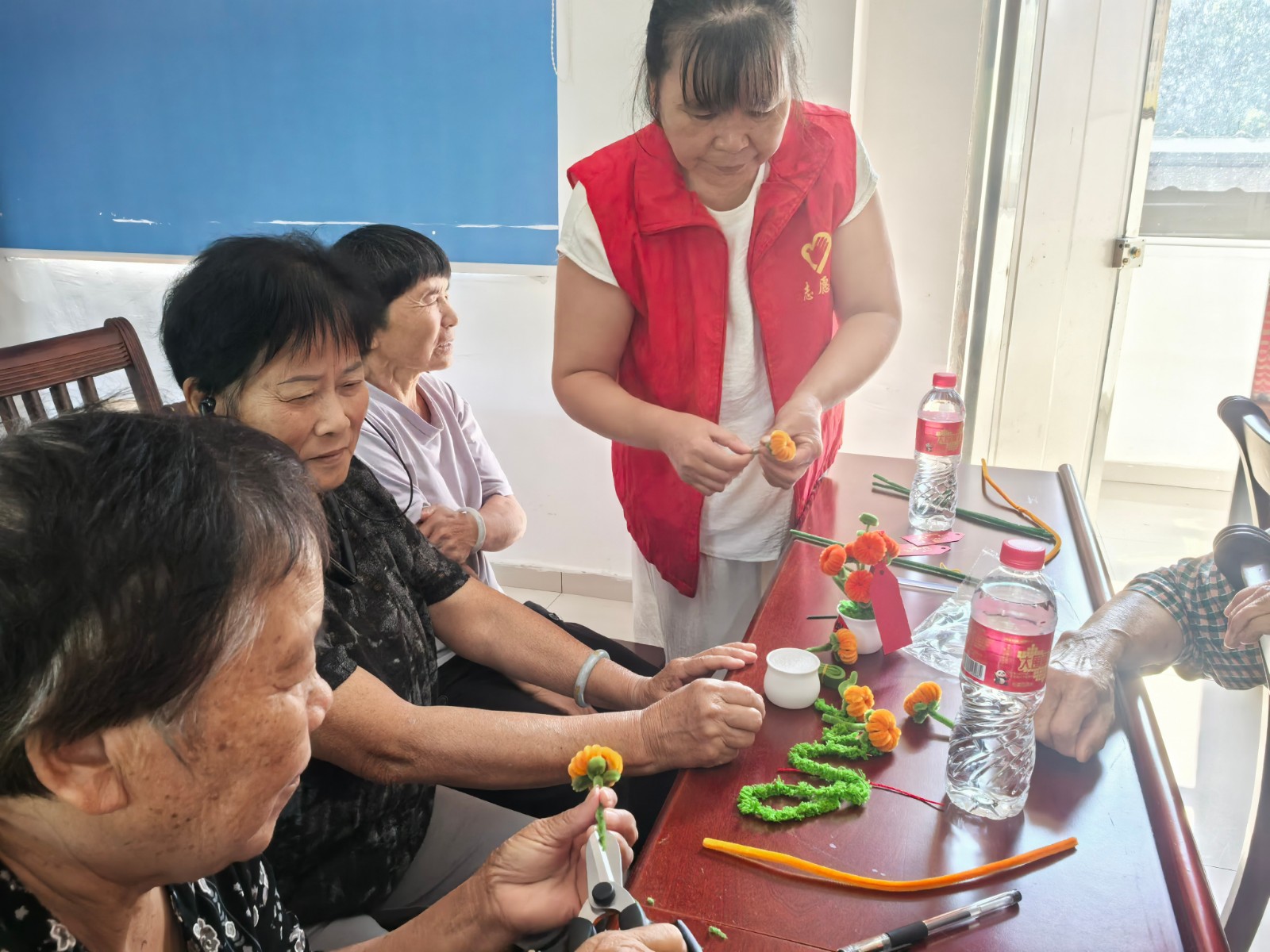 尧天坪镇：“志愿红”点亮幸福花 巧手织就增收路