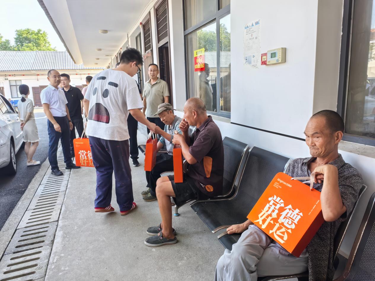 镇德桥镇：中秋慰问暖人心 党建引领显担当