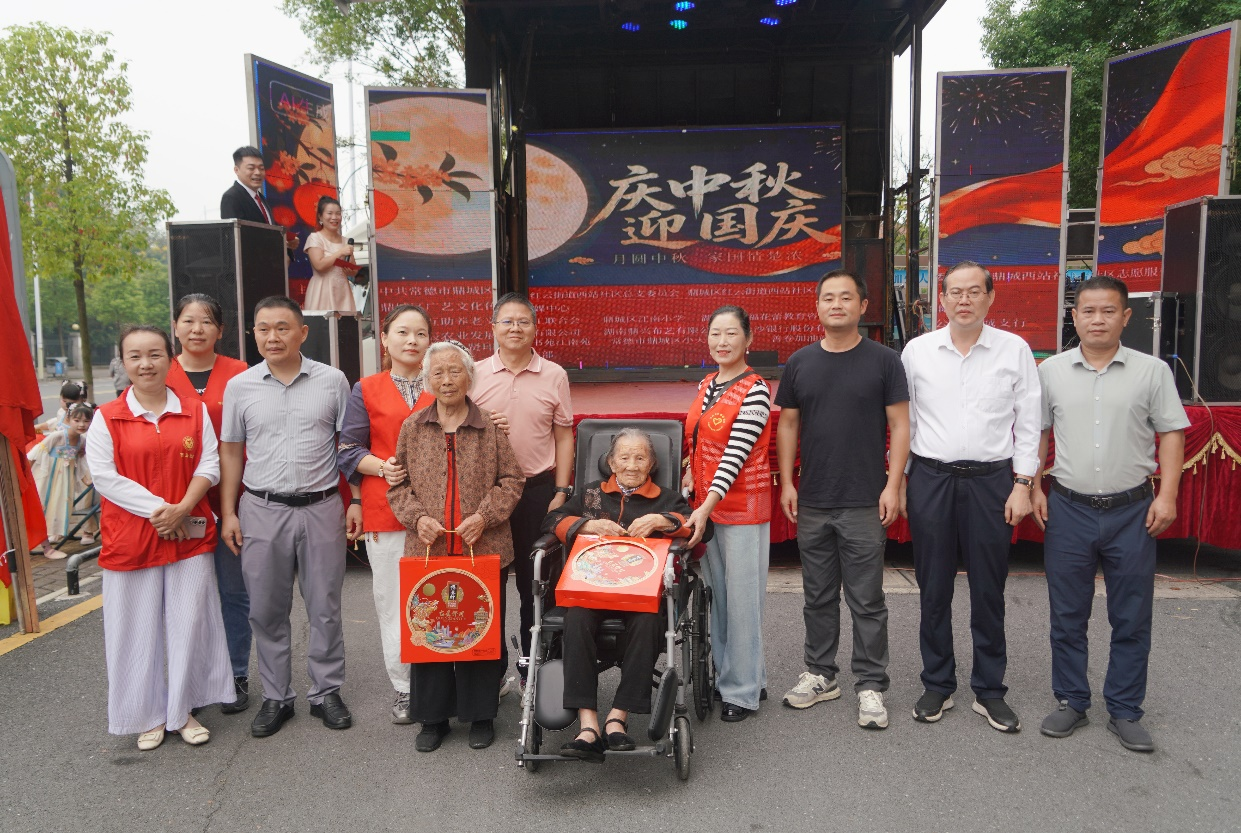 红云街道西站社区：党群连心庆双节    敬老爱老暖金秋
