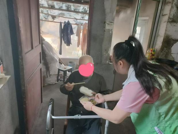 蒿子港镇：情暖重阳入户行 一餐热饭慰银龄