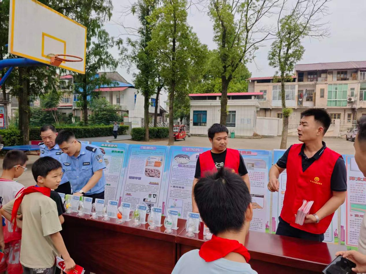 十美堂司法所开展民法典进校园宣传活动