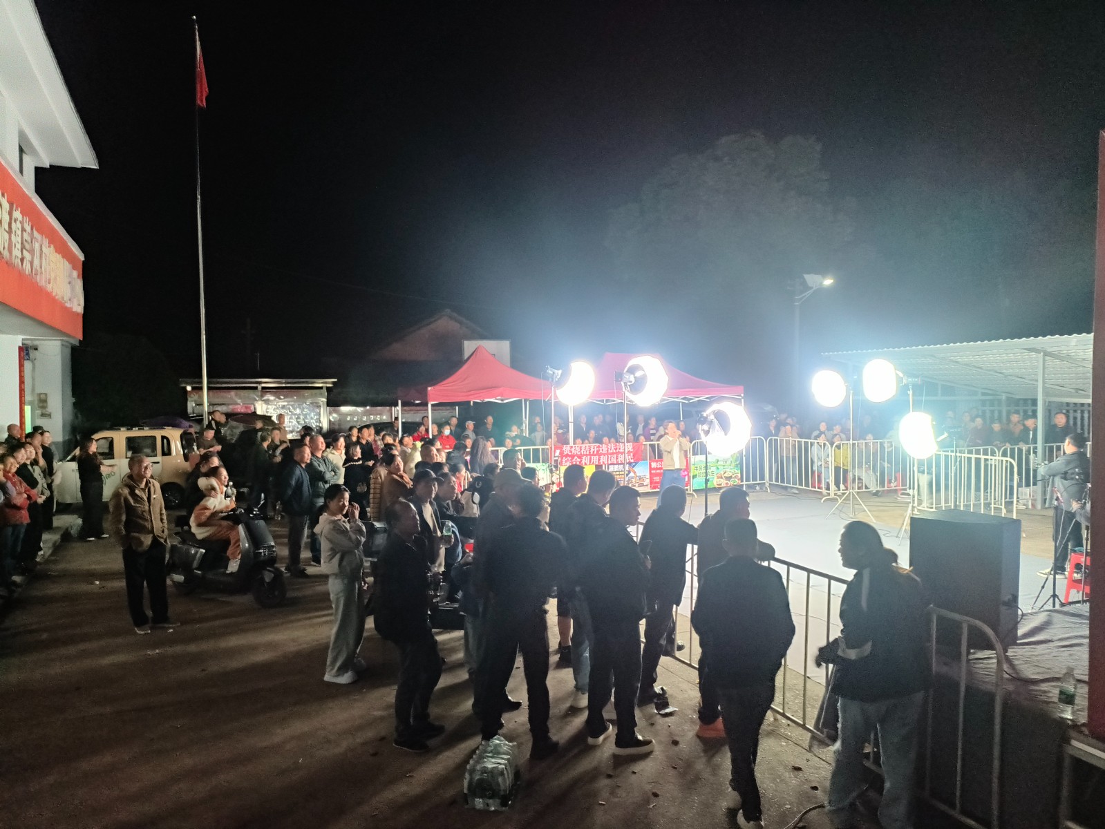 宏升大舞台燃动韩公渡镇崇河村 乡村夜生活好戏连台